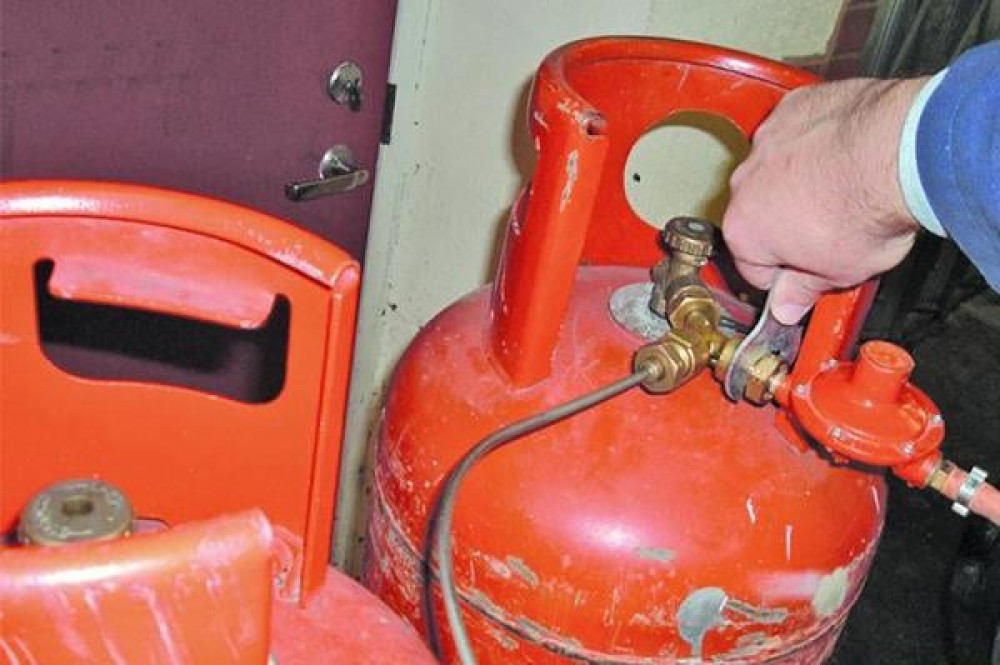 Buteliile de gaz continuă să facă jertfe. O femeie s-a ales cu arsuri, iar un bărbat cu traumatisme în urma a două deflagrații